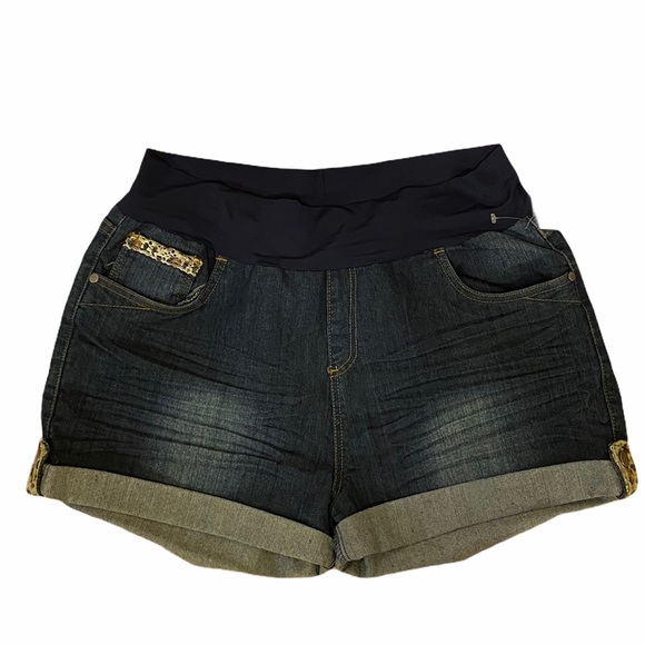 Pants - NWT XL Maternity Shorts with Crochet Accents
